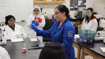 Dr. Luu teaches in the BioInnovation Lab.