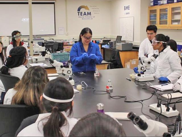 Dr. Julie Luu teaches her CURE course in the BioInnovation Lab.